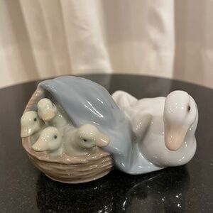 LLadro figurine:  mother duck and her ducklings
